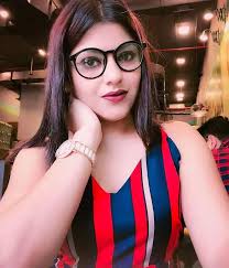 A CUBBY GIRL WEARED GOGGLES IN COLORFULL DRESS TAKING SELFIE